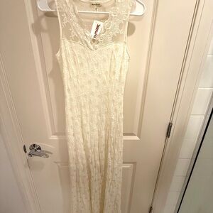 Monteau Ivory Lace Sleeveless Top